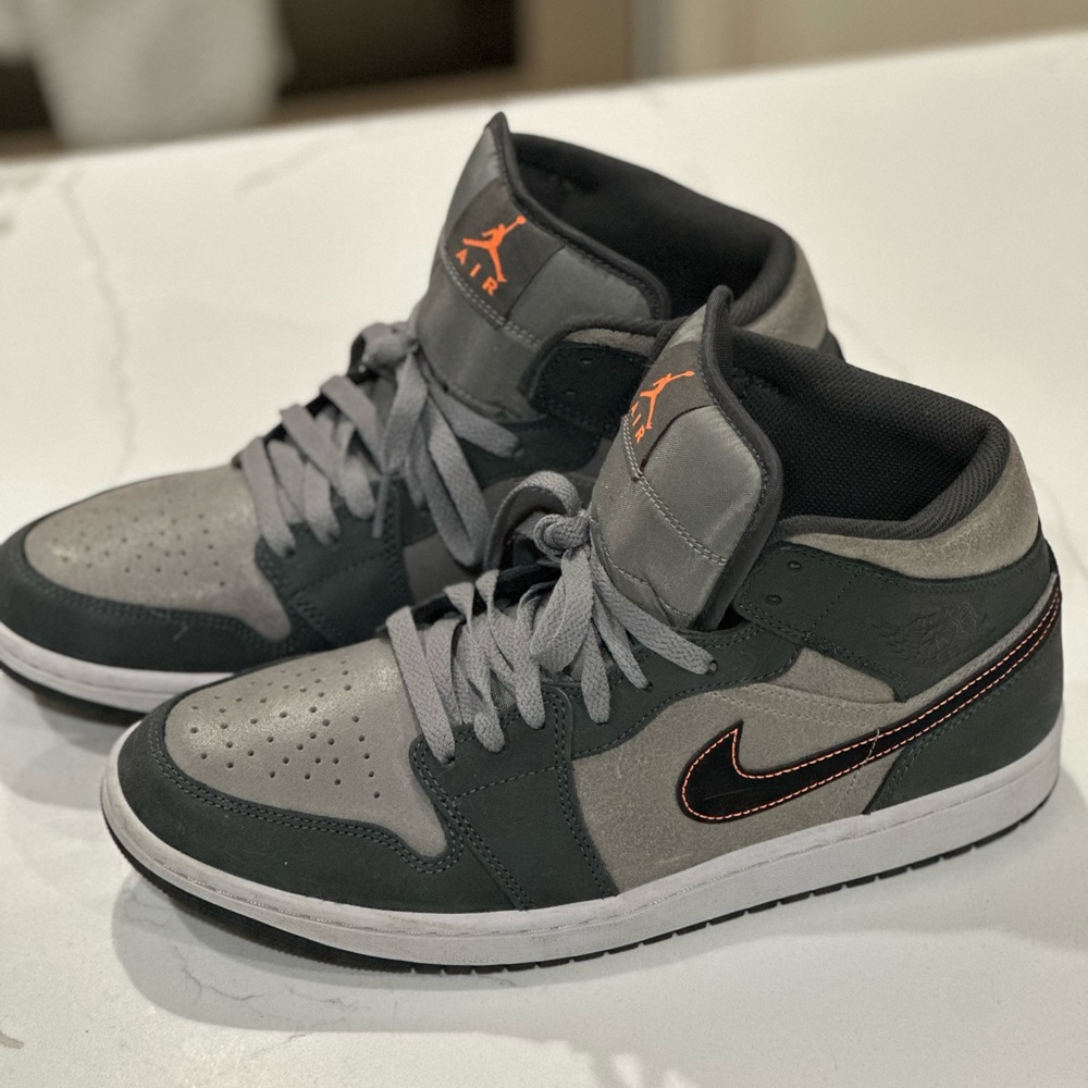 Air Jordan 1 Mid SE